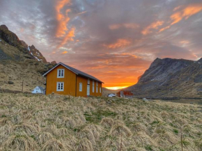 Amandahouse, historical hideaway in Reinefjorden